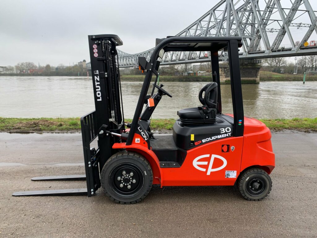 EP Equipment - EFL303 - chariot élévateur électrique
