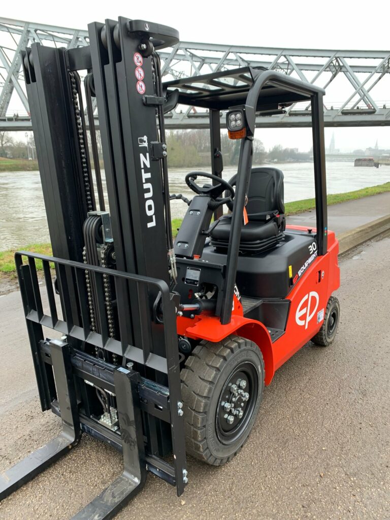EP Equipment - EFL303 - chariot élévateur électrique