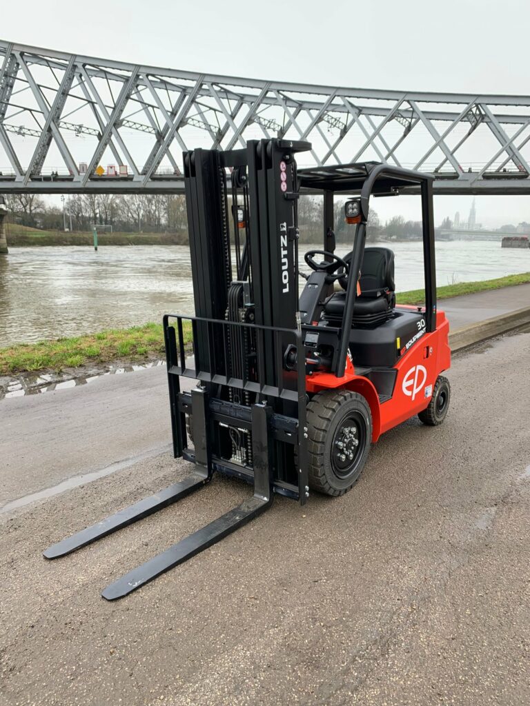EP Equipment - EFL303 - chariot élévateur électrique