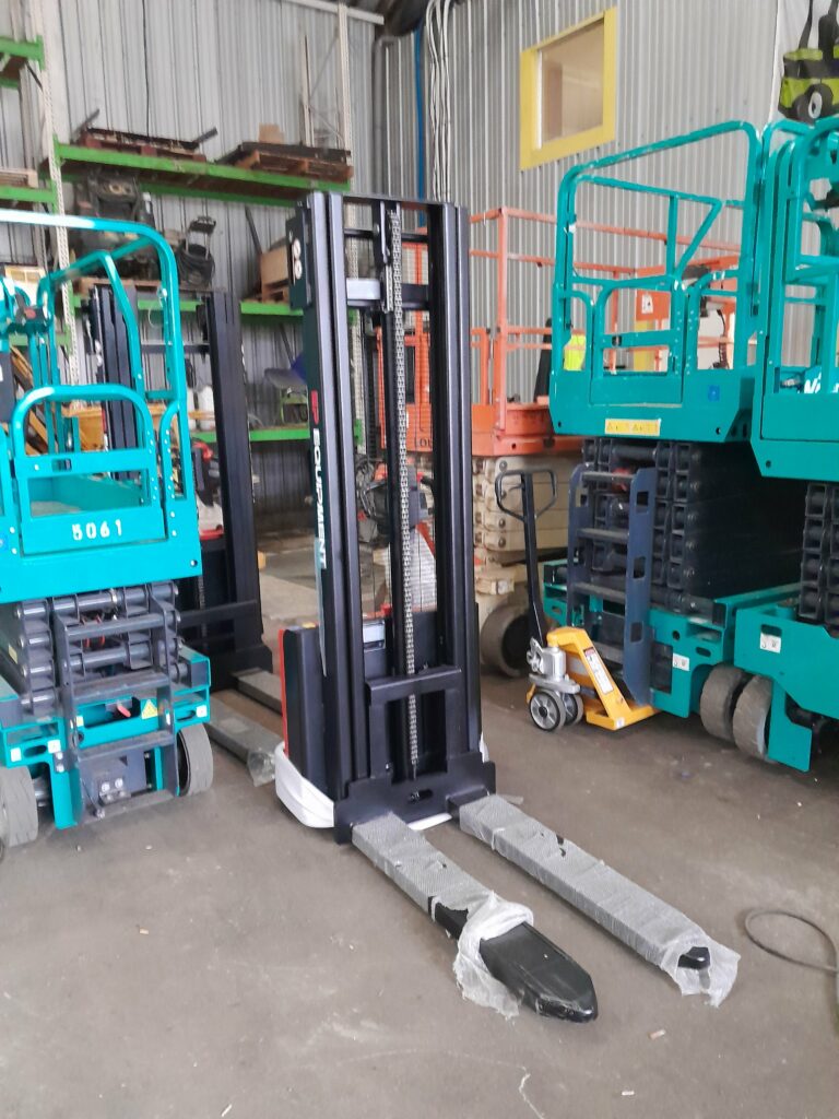 EP Equipment - EST122 - gerbeur électrique