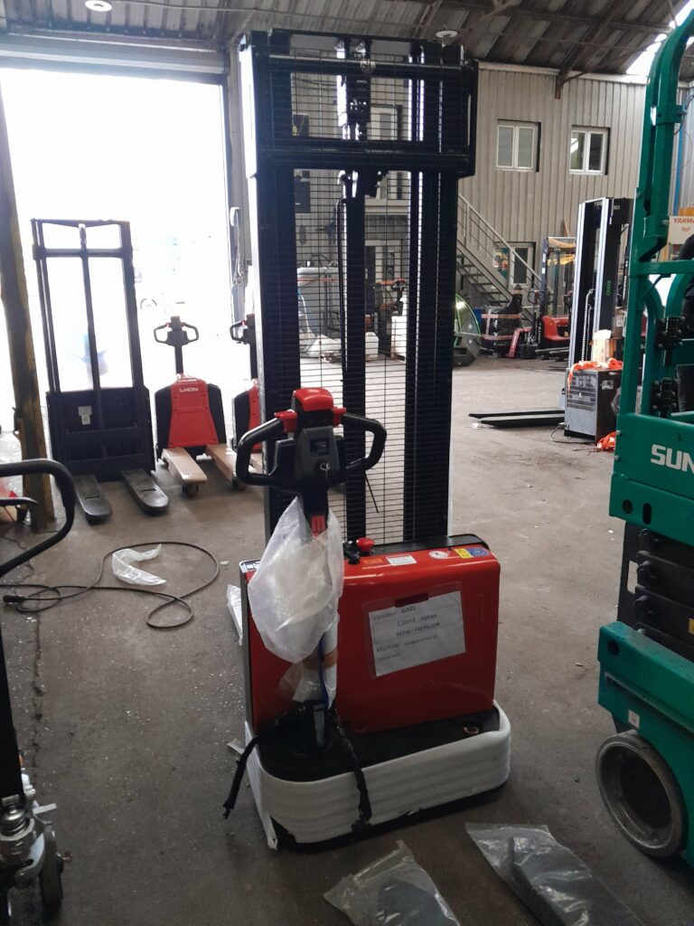 EP Equipment - EST122 - gerbeur électrique