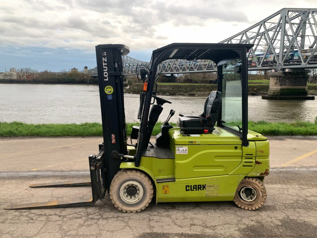 Clark - GEX30S - chariot élévateur électrique