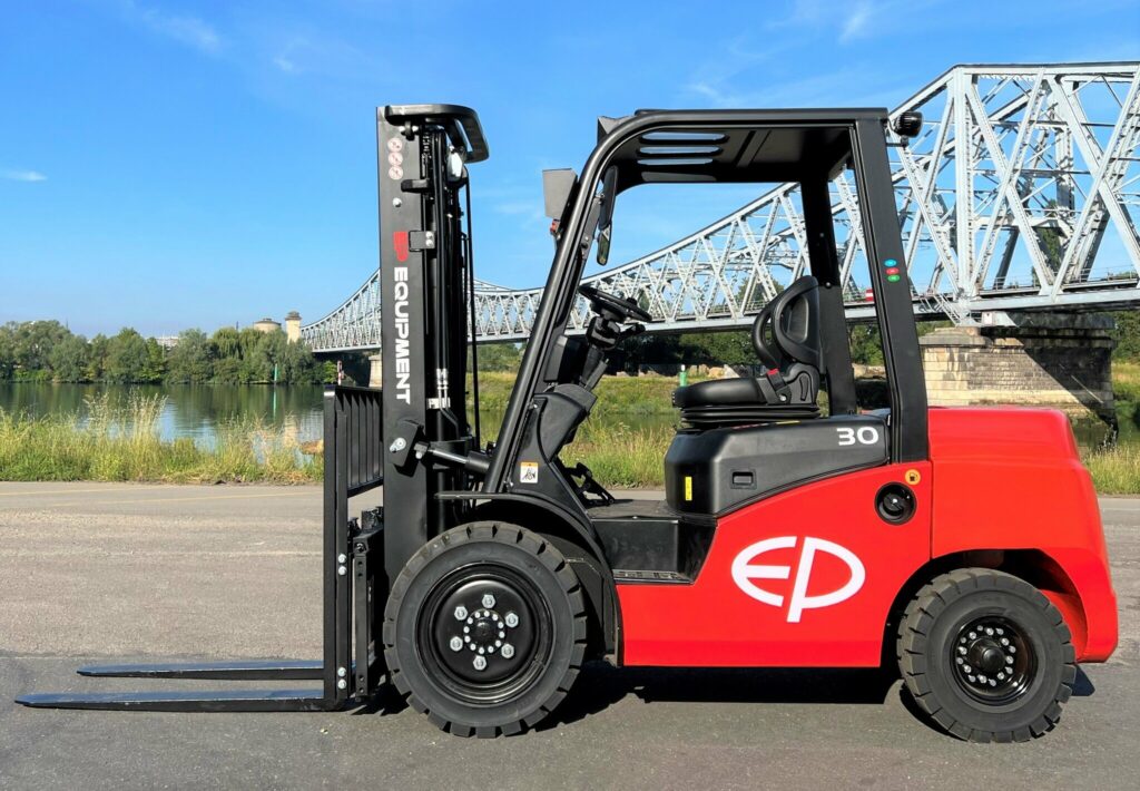 EP Equipment - CPCD30T8 - chariot élévateur diesel