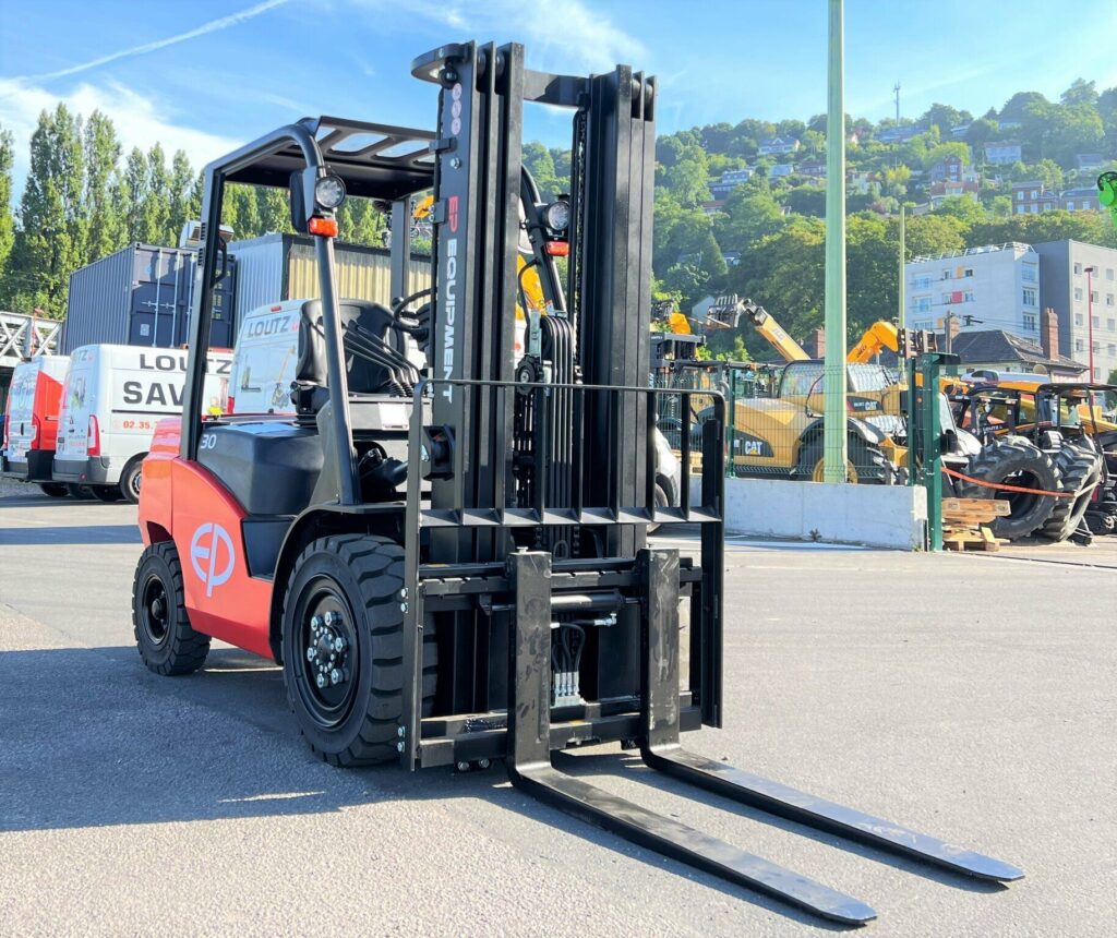 EP Equipment - CPCD30T8 - chariot élévateur diesel
