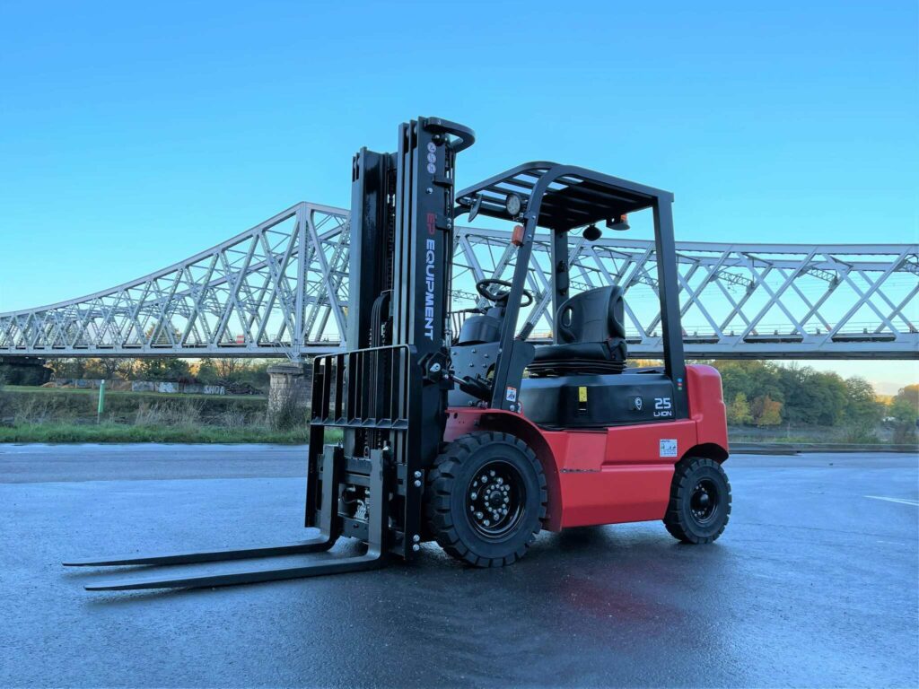EP Equipment - EFL252 - chariot élévateur électrique