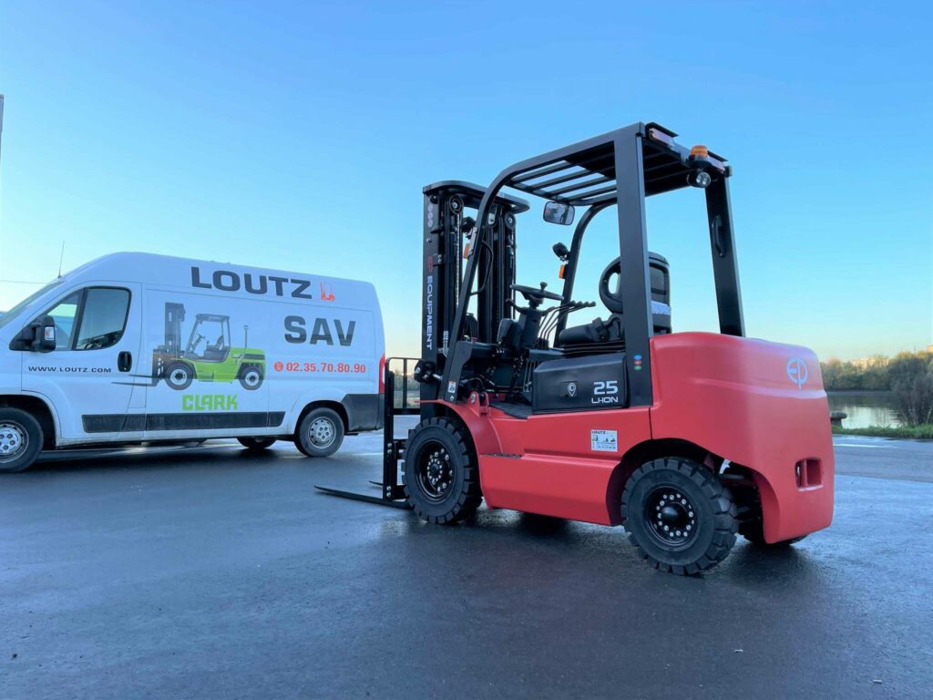 EP Equipment - EFL252 - chariot élévateur électrique