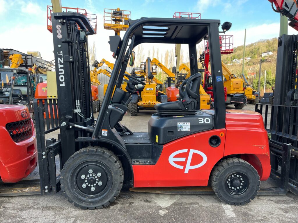 EP Equipment - CPCD30T8 - chariot élévateur diesel