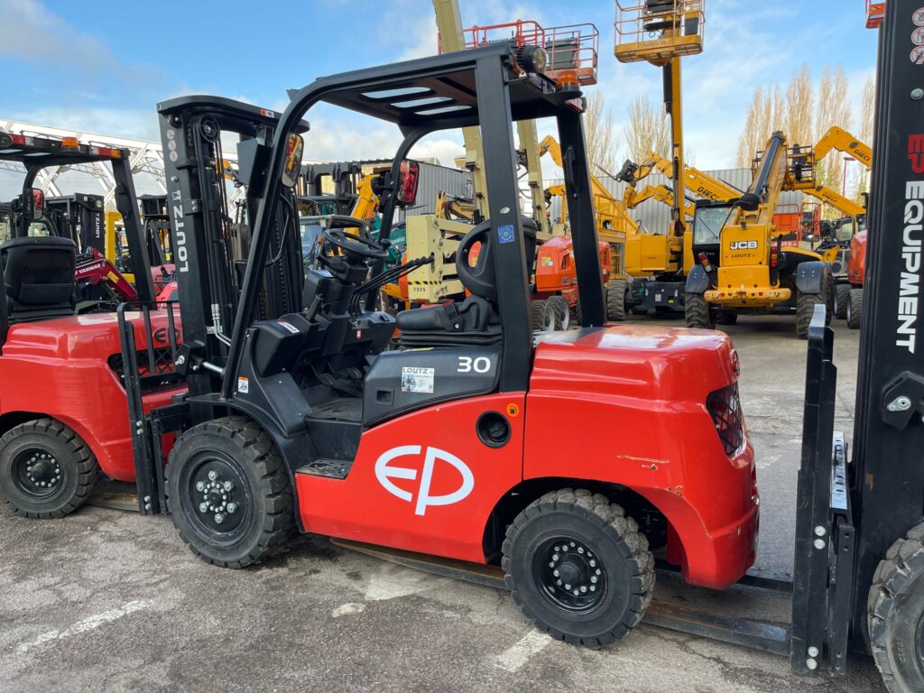 EP Equipment - CPCD30T8 - chariot élévateur diesel