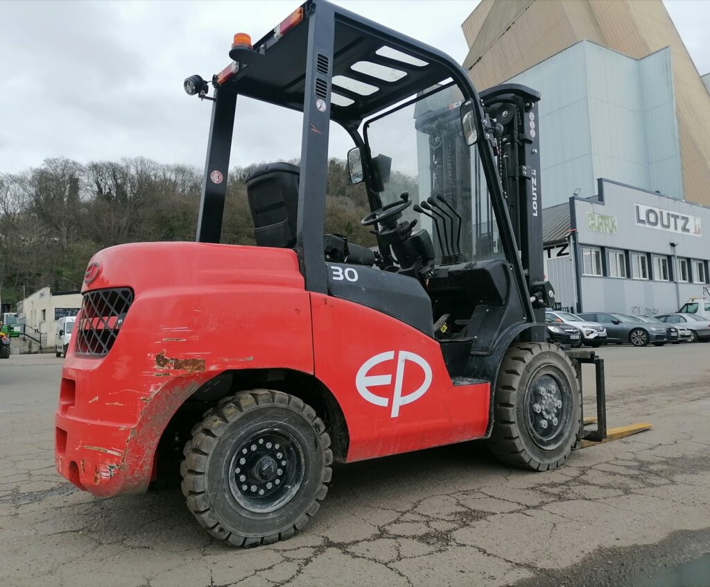 EP Equipment - CPCD30T8 - chariot élévateur diesel