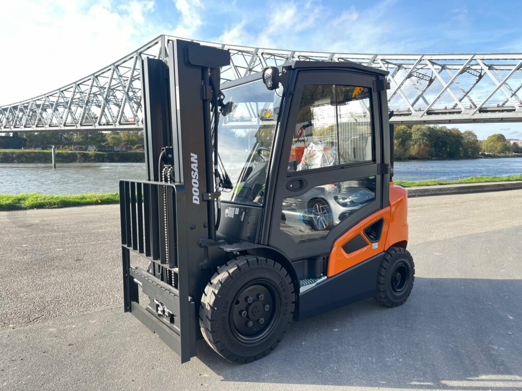 Doosan - D25S-9 - chariot élévateur diesel