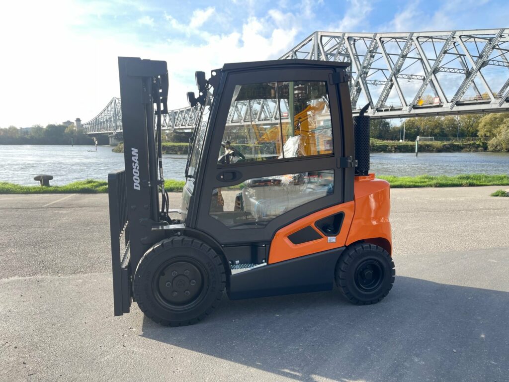 Doosan - D25S-9 - chariot élévateur diesel