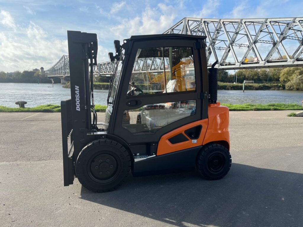 Doosan - D25S-9 - chariot élévateur diesel