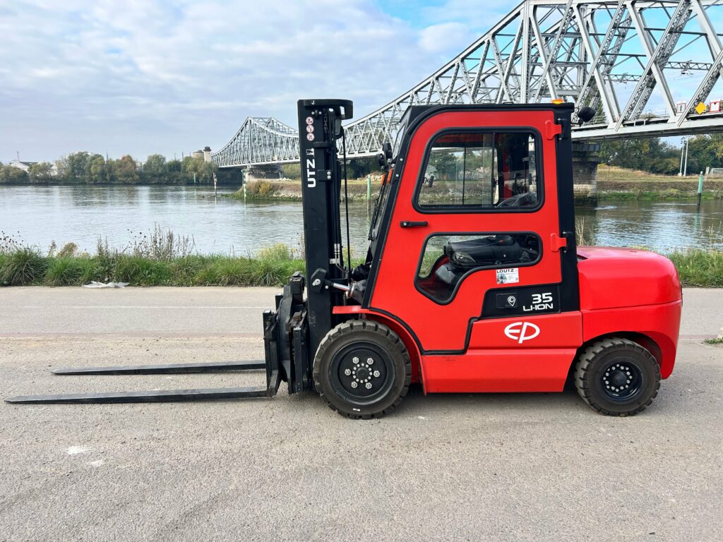 EP Equipment - EFL352 - chariot élévateur électrique