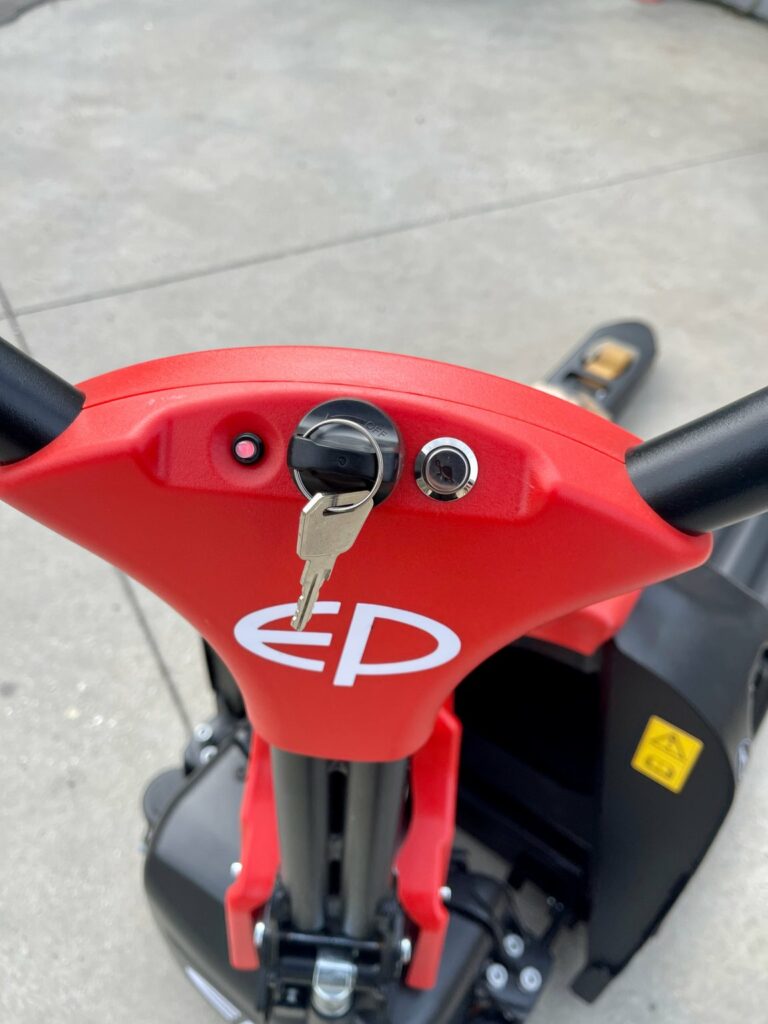 EP Equipment - F4 - transpalette électrique